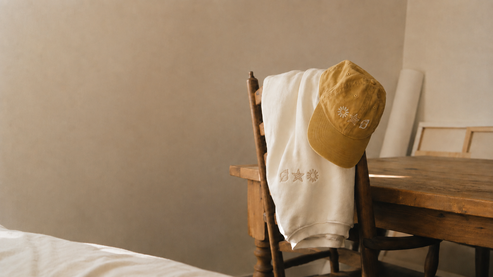 Gorra y polera personalizadas con bordados de concha, estrella y sol — What the Cap!